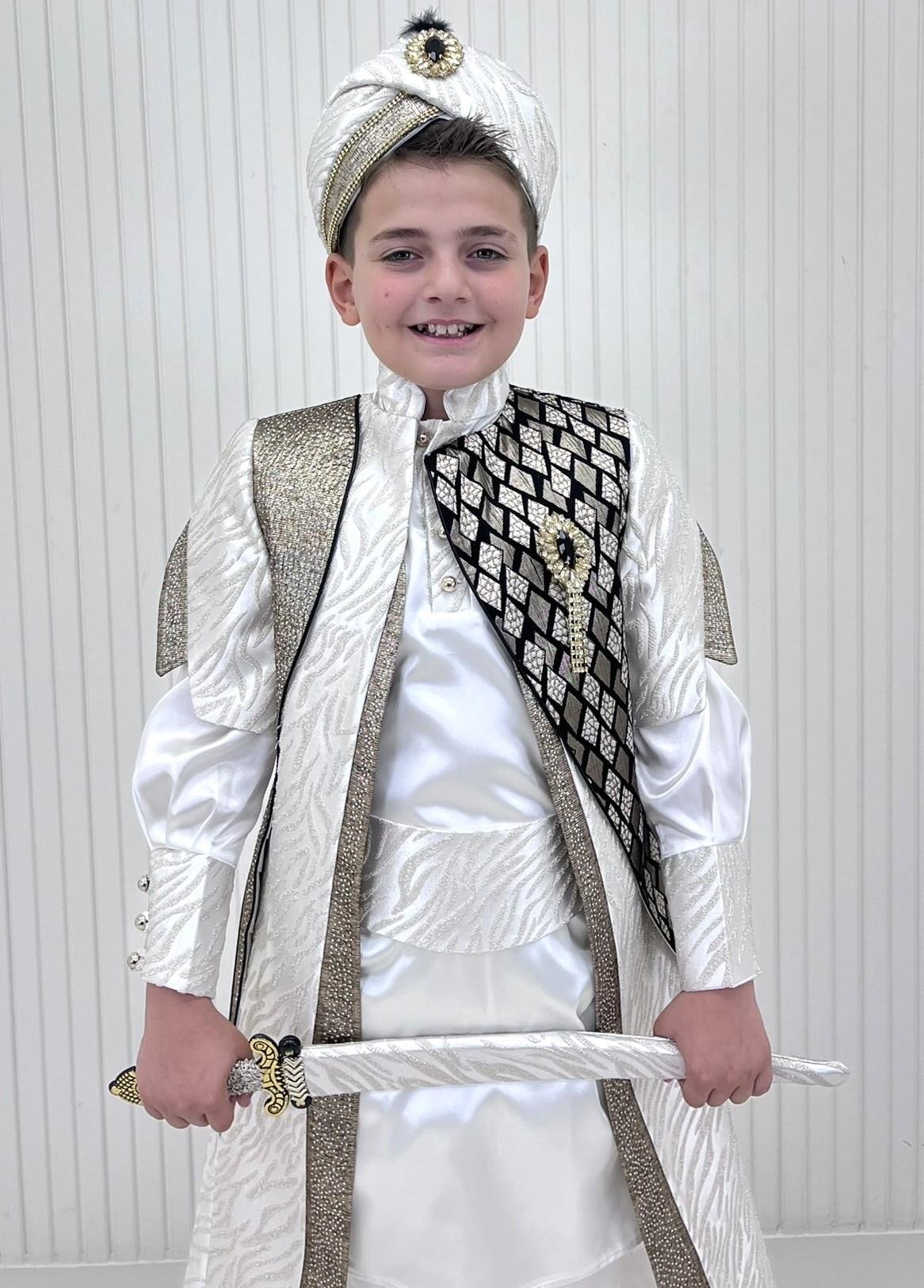 Brokar Dama Desen Kumaştan Broşlu Kaftan Sünnet Kıyafeti