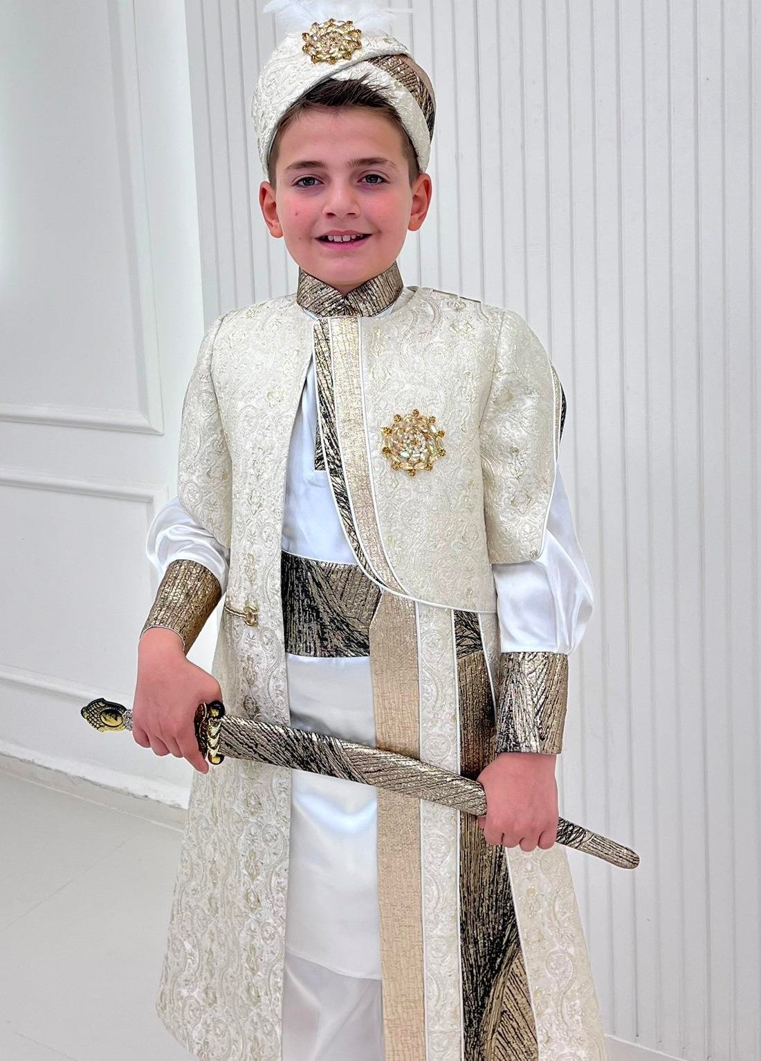 Brokar Kumaşlı Altın Broşlu Asil Kaftan Sünnet Kıyafeti