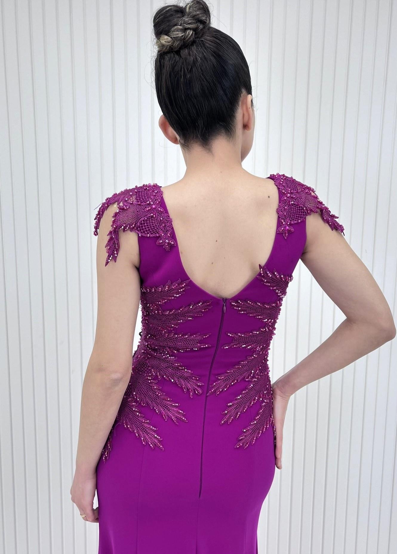 Fuşya Kalın Askılı Kolları Ve Beli Nakış İşlemeli V  Yaka Balık Abiye