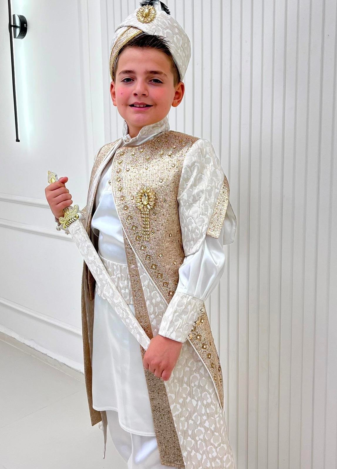 Gold Brokar Kumaşlı Broşlu Kaftan Sünnet Kıyafeti