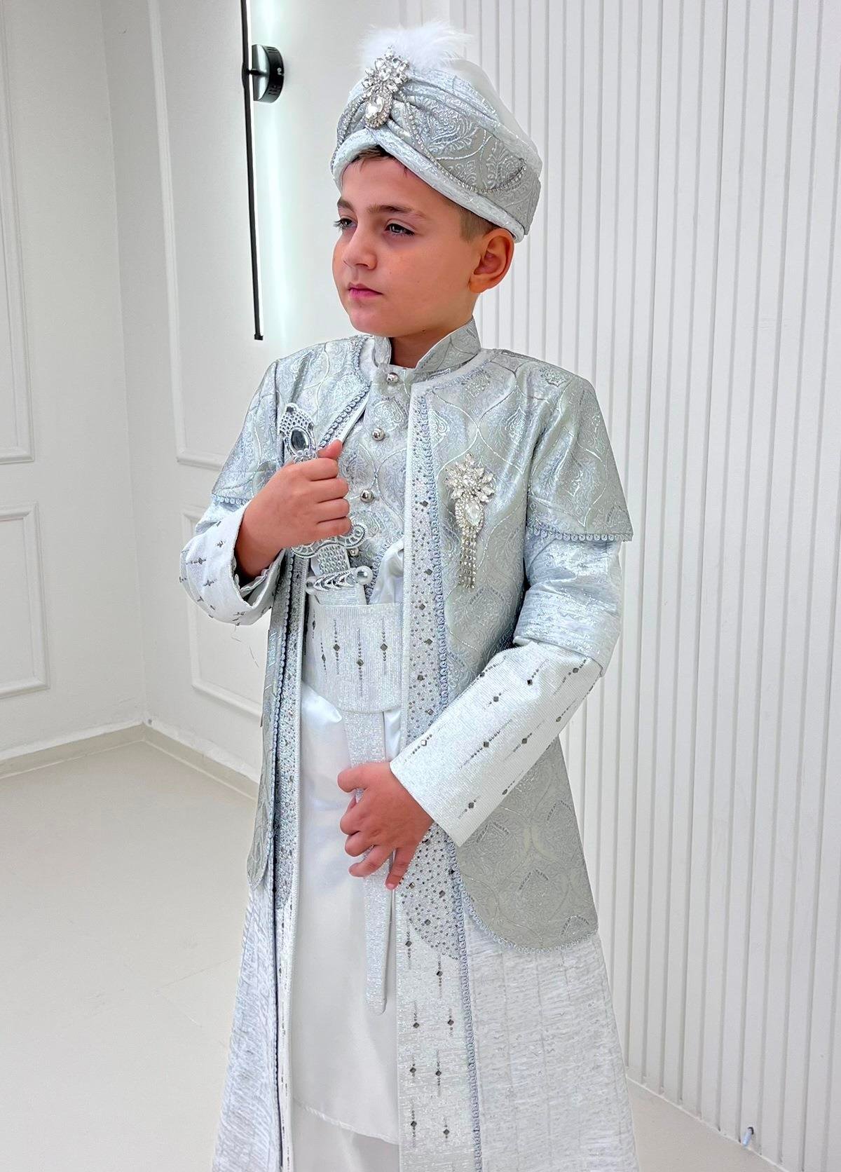 Gümüş Broşlu Uzun Kollu Kaftan Sünnet Kıyafeti