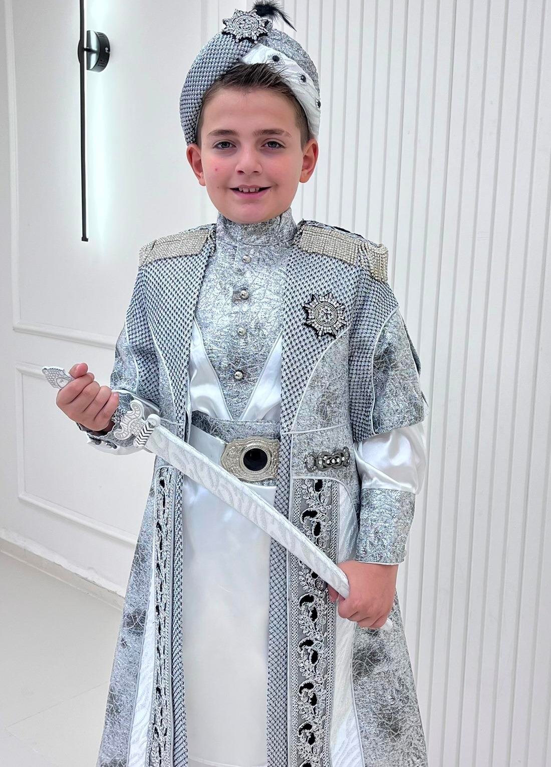 Gümüş Nakışlı Apoletleri Taşlı Kaftan Sünnet Kıyafeti