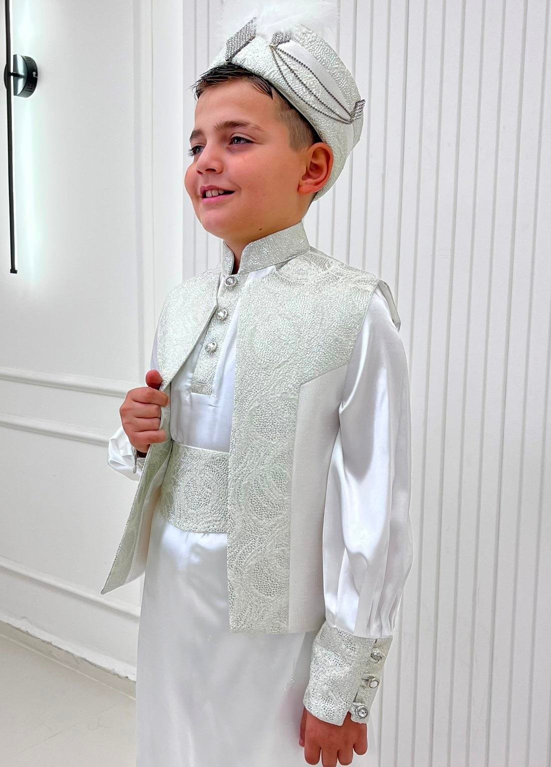 Gümüş Tuğra Broşlu Desenli Kumaş Kaftan Sünnet Kıyafeti