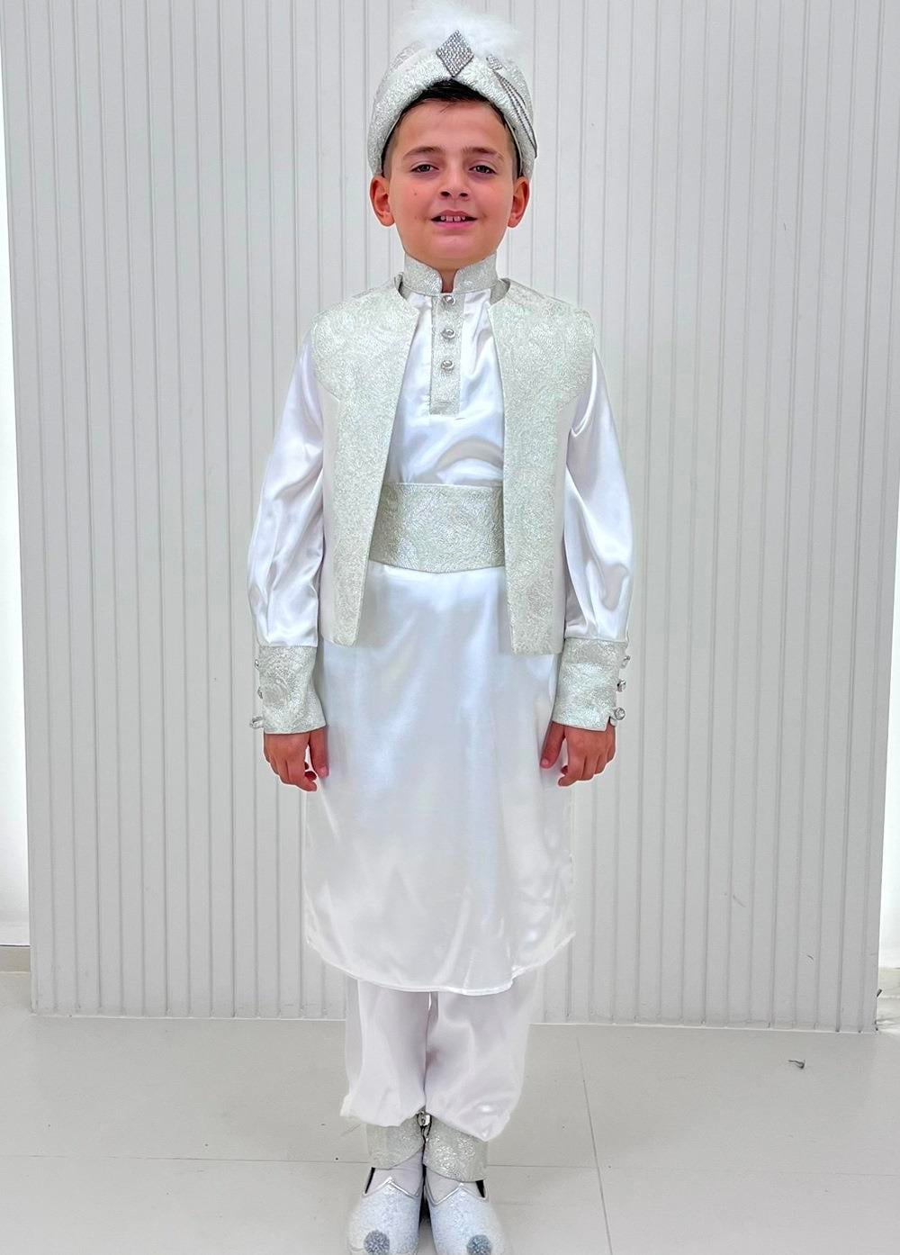 Gümüş Tuğra Broşlu Desenli Kumaş Kaftan Sünnet Kıyafeti