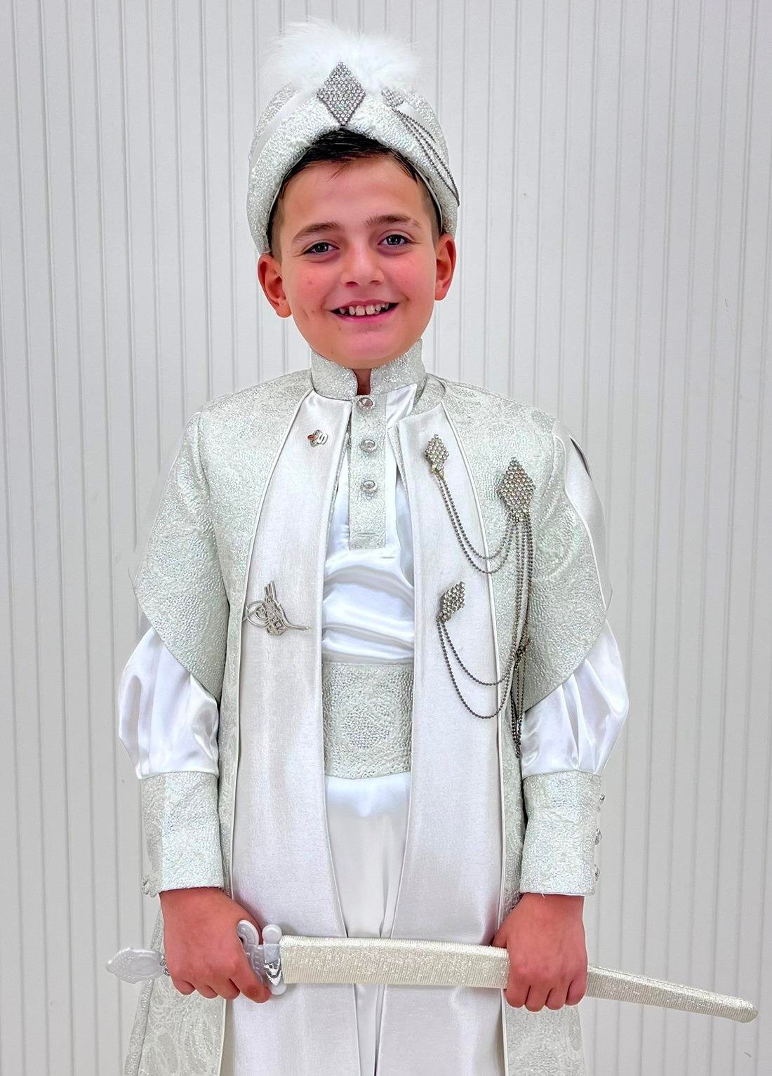 Gümüş Tuğra Broşlu Desenli Kumaş Kaftan Sünnet Kıyafeti