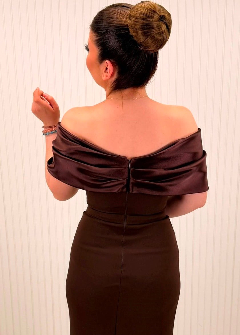 Kahverengi Kayık Saten Yaka Üstü Nakışlı Krep Abiye Elbise