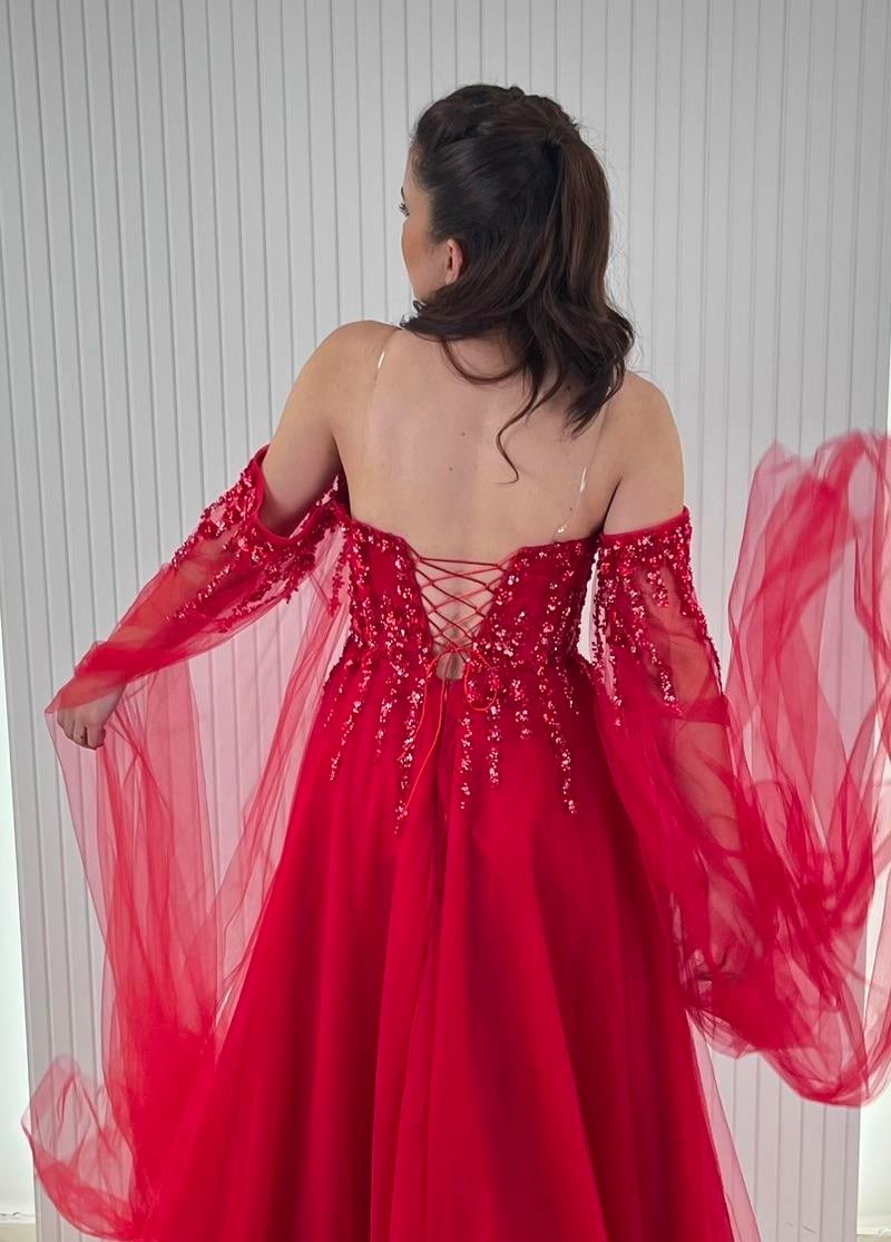 Kırmızı Koldan Pelerinli Yırtmaçlı Helen Model Abiye Elbise