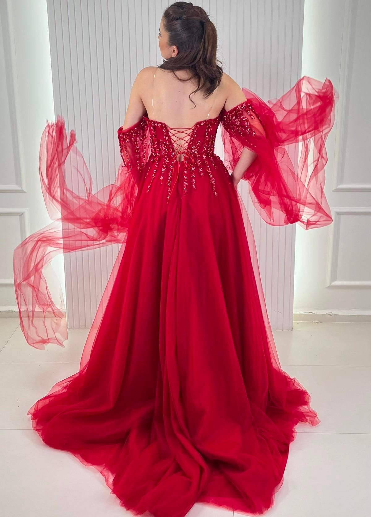 Kırmızı Koldan Pelerinli Yırtmaçlı Helen Model Abiye Elbise