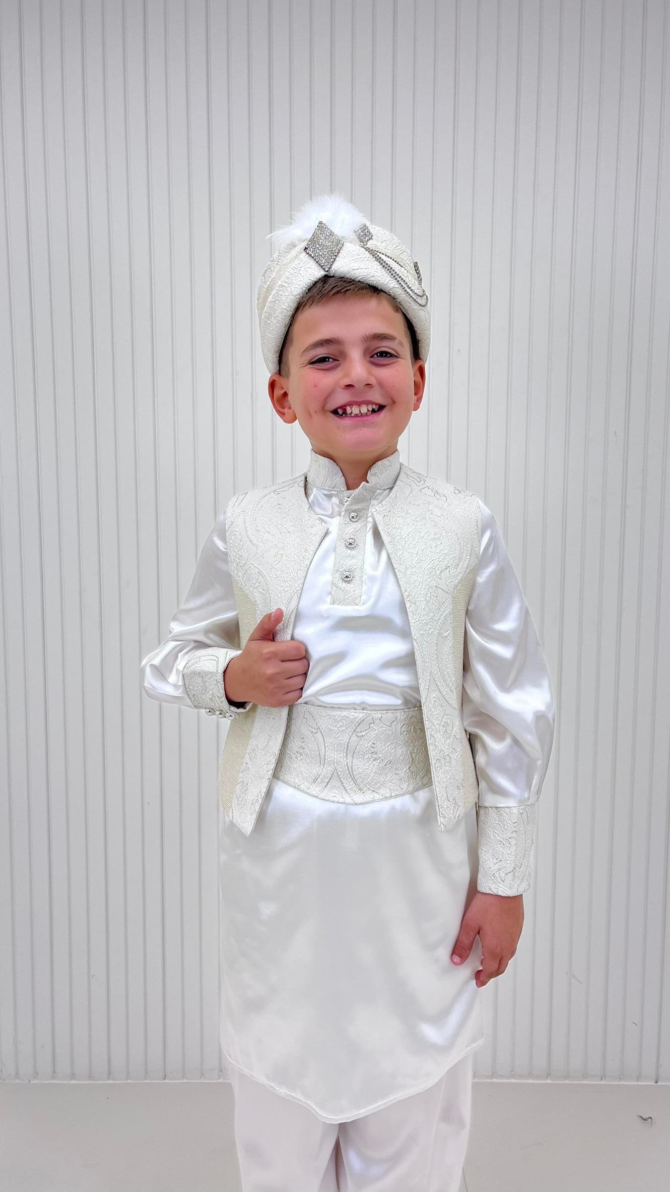 Krem Tuğra Broşlu Desenli Kumaş Kaftan Sünnet Kıyafeti