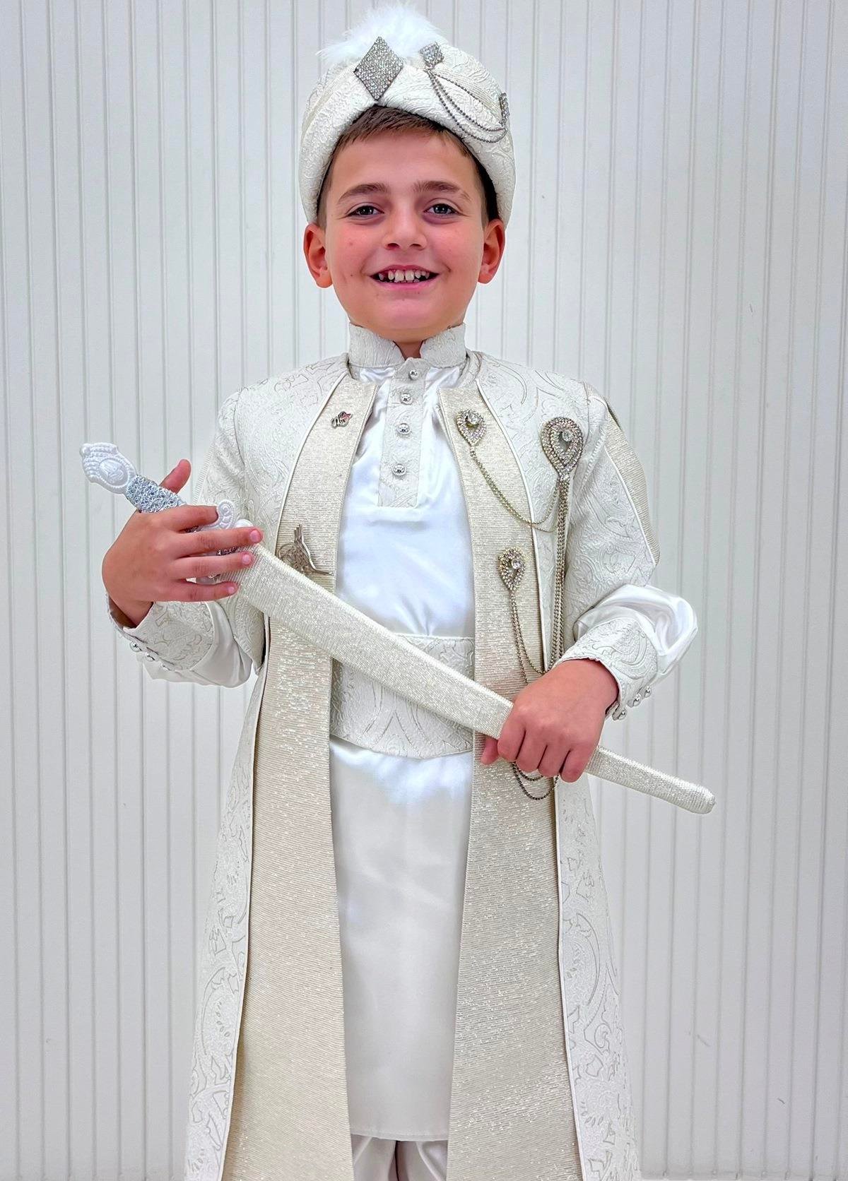 Krem Tuğra Broşlu Desenli Kumaş Kaftan Sünnet Kıyafeti