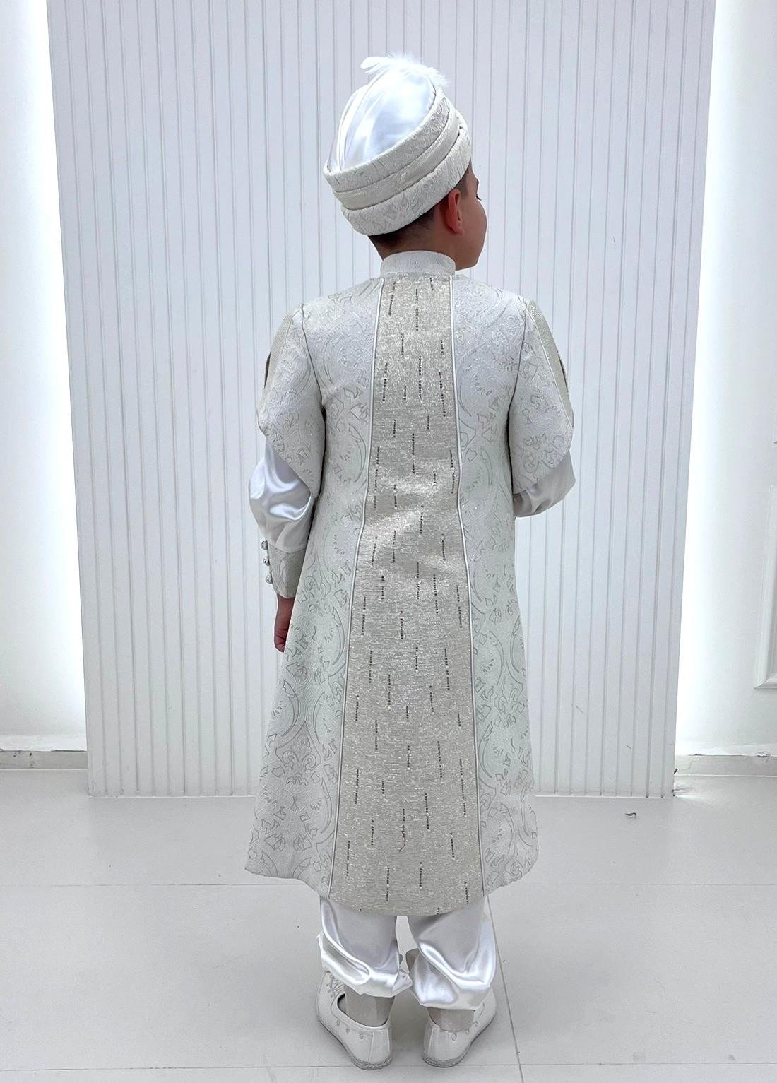 Krem Tuğra Broşlu Desenli Kumaş Kaftan Sünnet Kıyafeti
