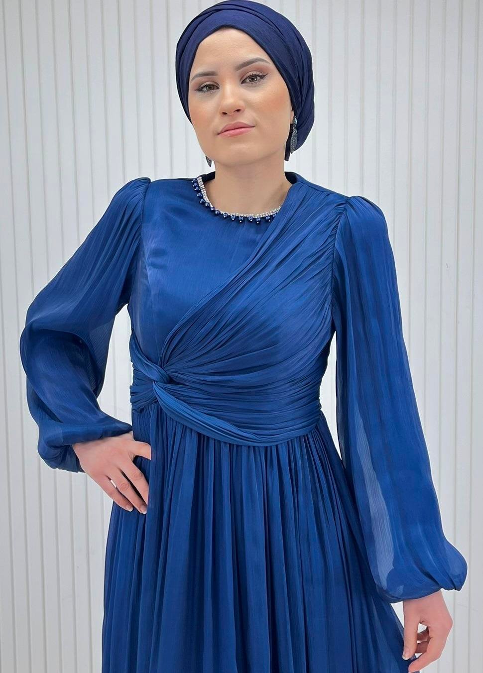 Lacivert Fransız Şifon Tasmalı Aksesuarlı Tesetrür Abiye Elbise