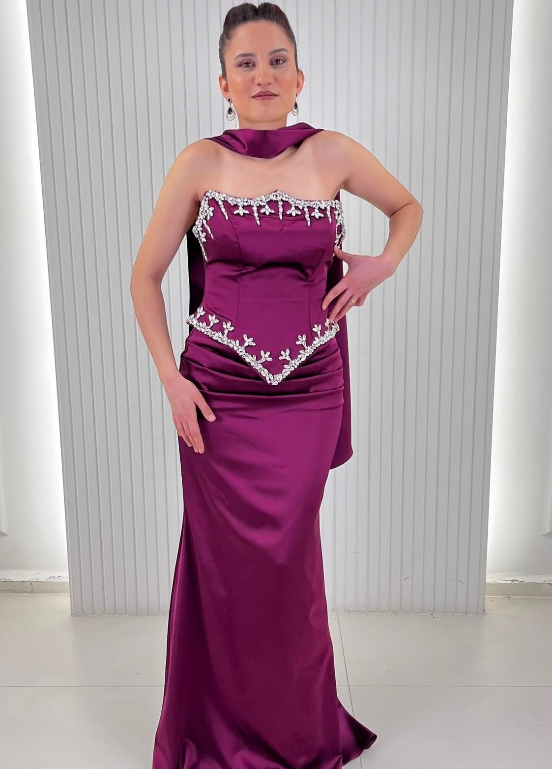 Mürdüm Straplez Kristal Taş İşlemeli Peplum Kesim Uzun Saten Abiye
