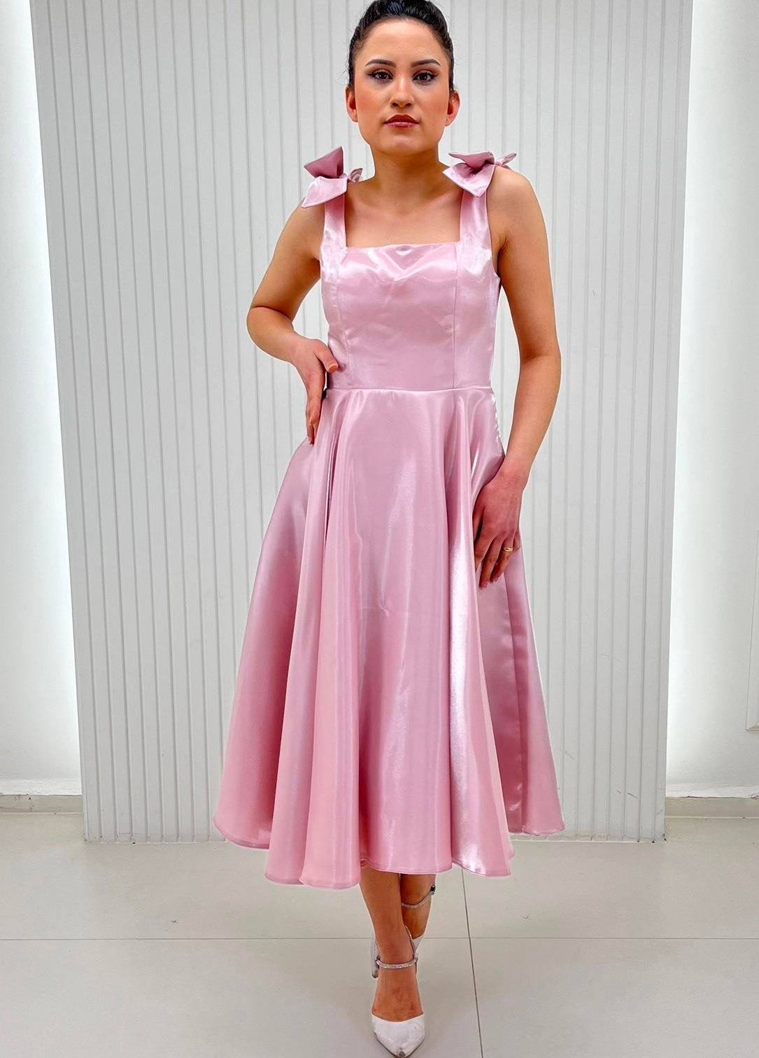 Pudra Kare Yaka Kurdela Detaylı Parlak Organze Kumaş Midi Elbise