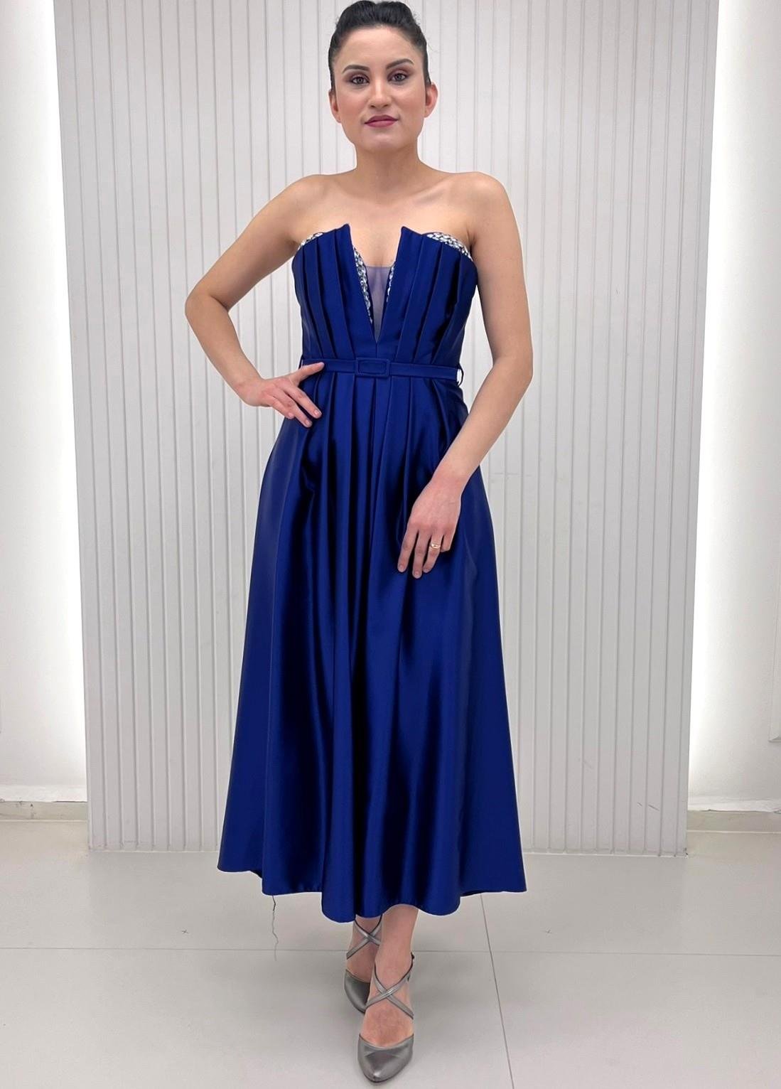 Saks Mavi Göğsü Dekolteli Taşlı Drapeli Midi Abiye Elbise