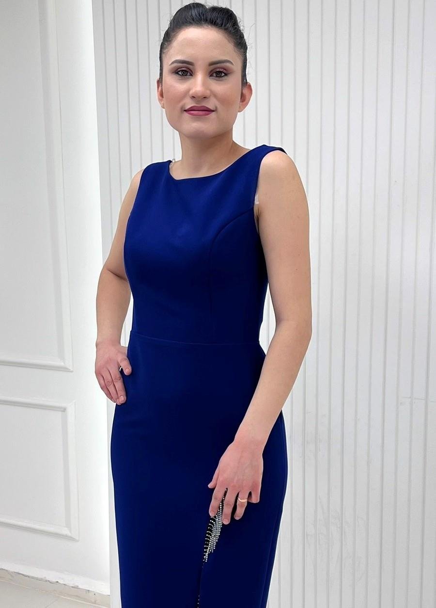 Saks Mavi Kapalı Yaka Yırtmacı Zincirli Aksesuarlı Abiye Elbise
