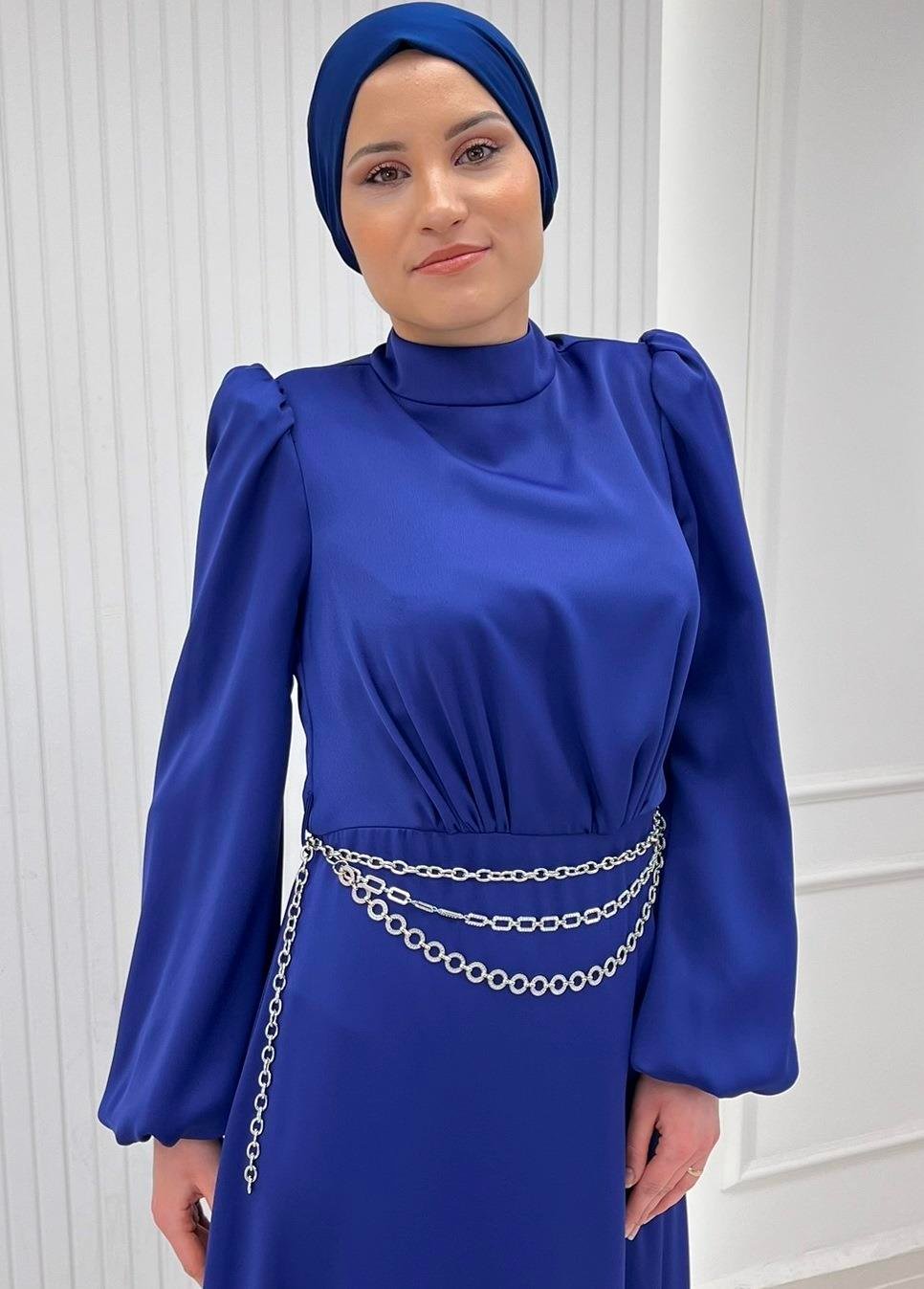 Saks Mavi Omzu Büzgülü Kol Ucu Geniş Beli Zincirli Tesettür Elbise