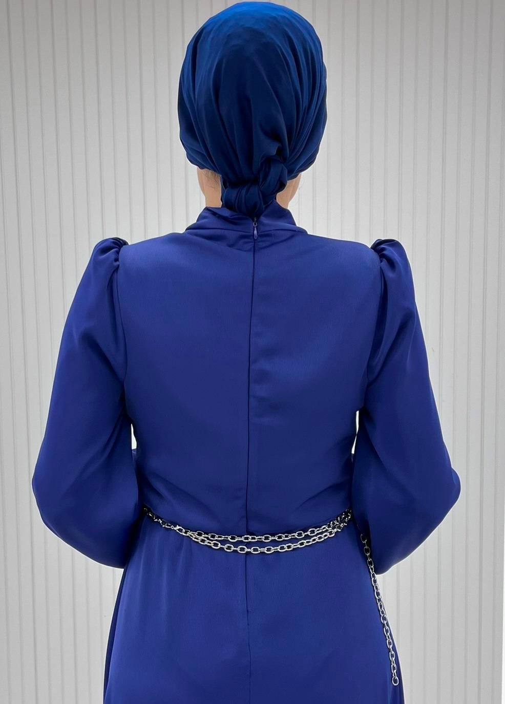 Saks Mavi Omzu Büzgülü Kol Ucu Geniş Beli Zincirli Tesettür Elbise