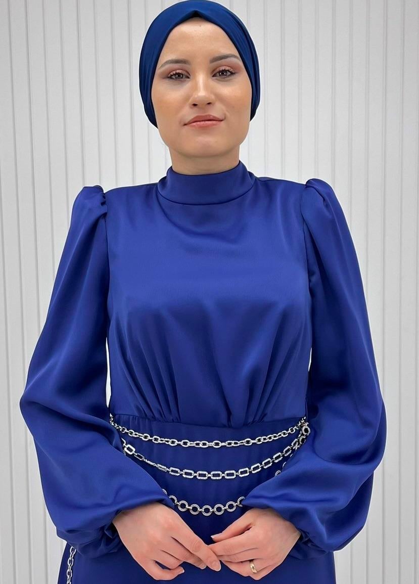 Saks Mavi Omzu Büzgülü Kol Ucu Geniş Beli Zincirli Tesettür Elbise