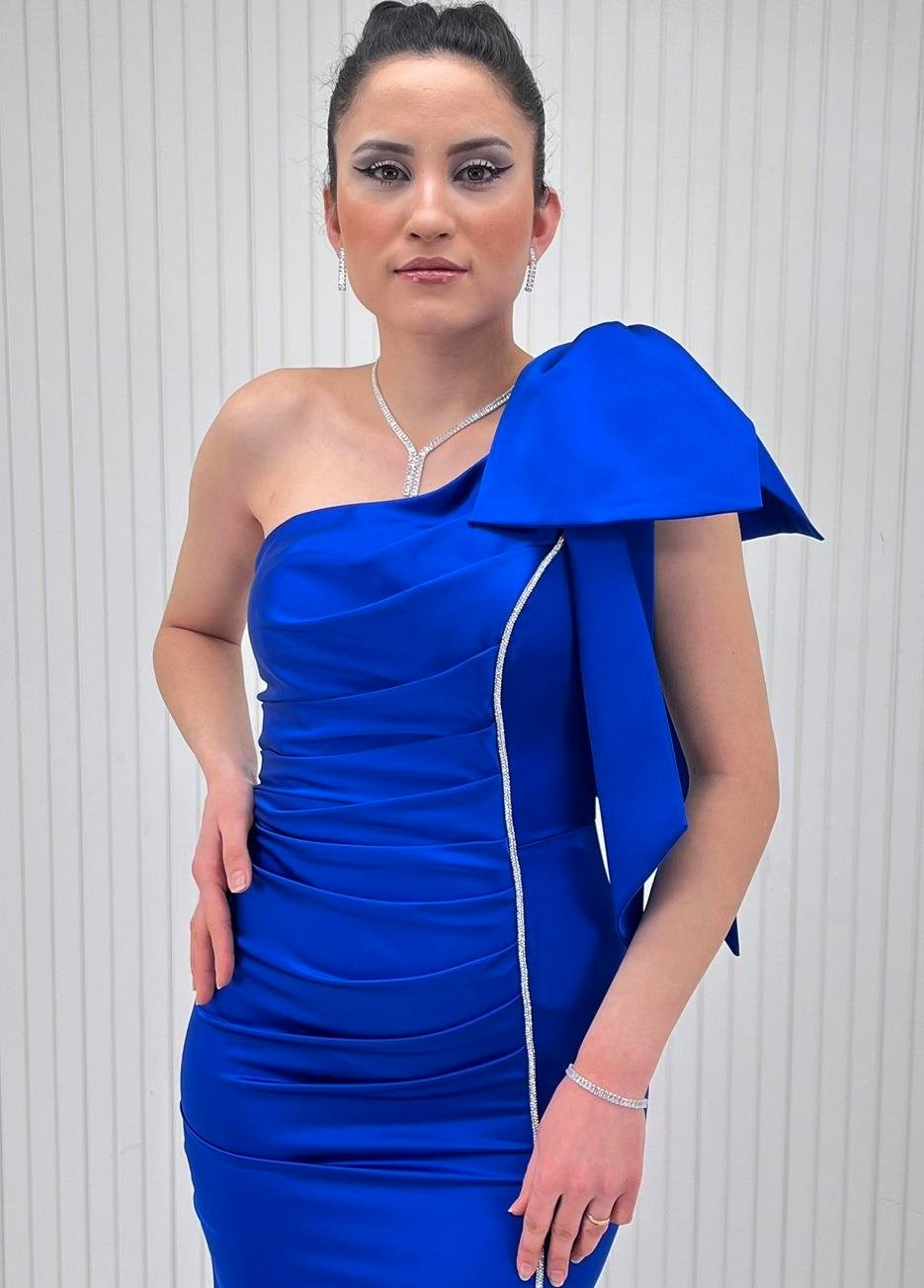 Saks Mavi Tek Omuzu Fiyonklu Taşlı Drapeli Saten Abiye Elbise