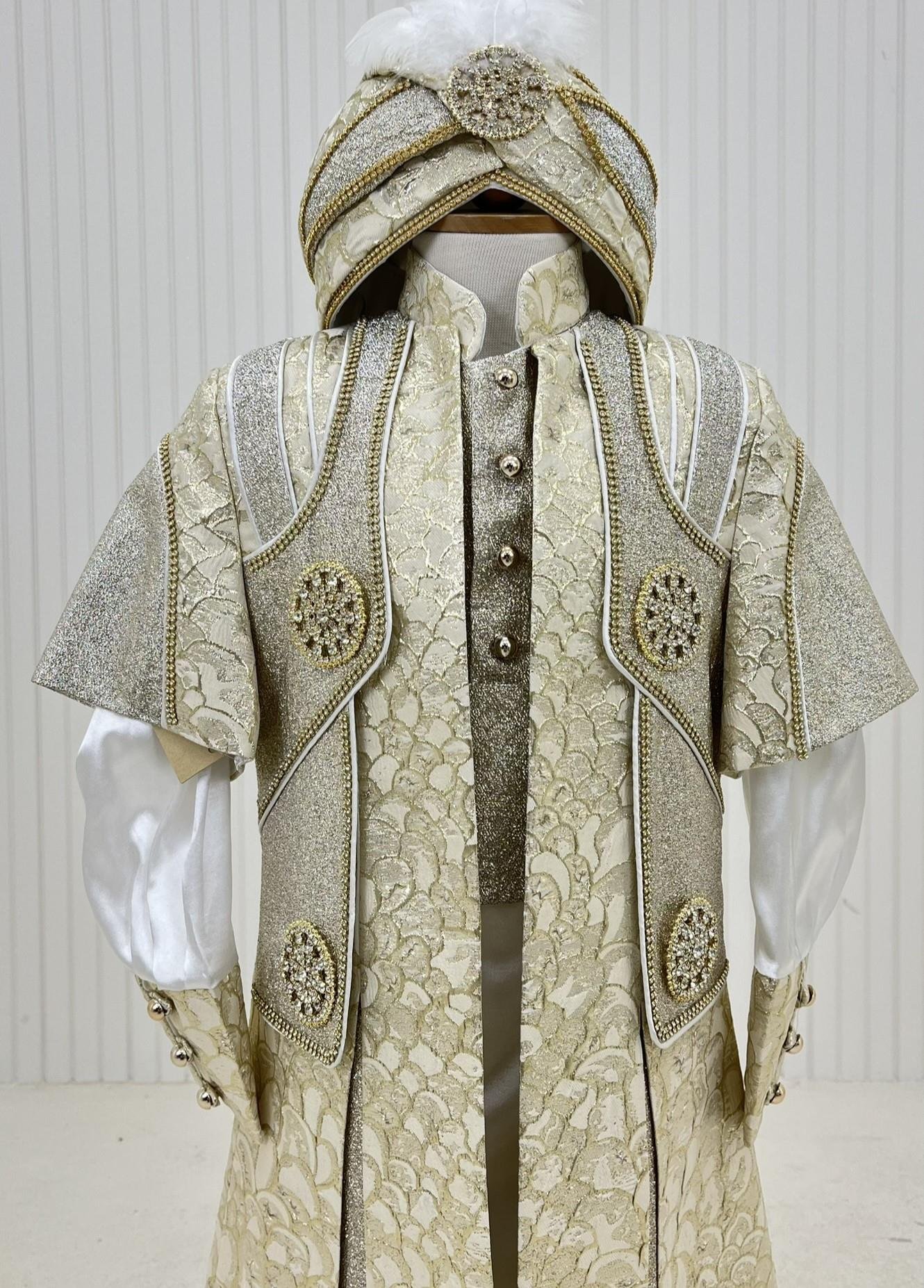 Sıra Taş Süslemeli Brokar Kumaştan Broşlu Kaftan Sünnet Kıyafeti
