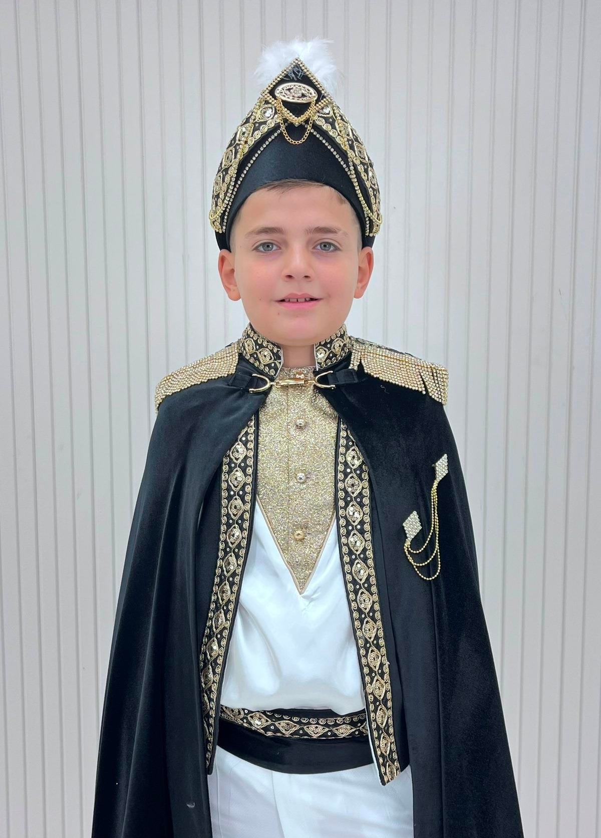 Siyah Apoletleri Nakışlı Sarkaç Taşlı Kadife Pelerin Sünnet Kıyafeti