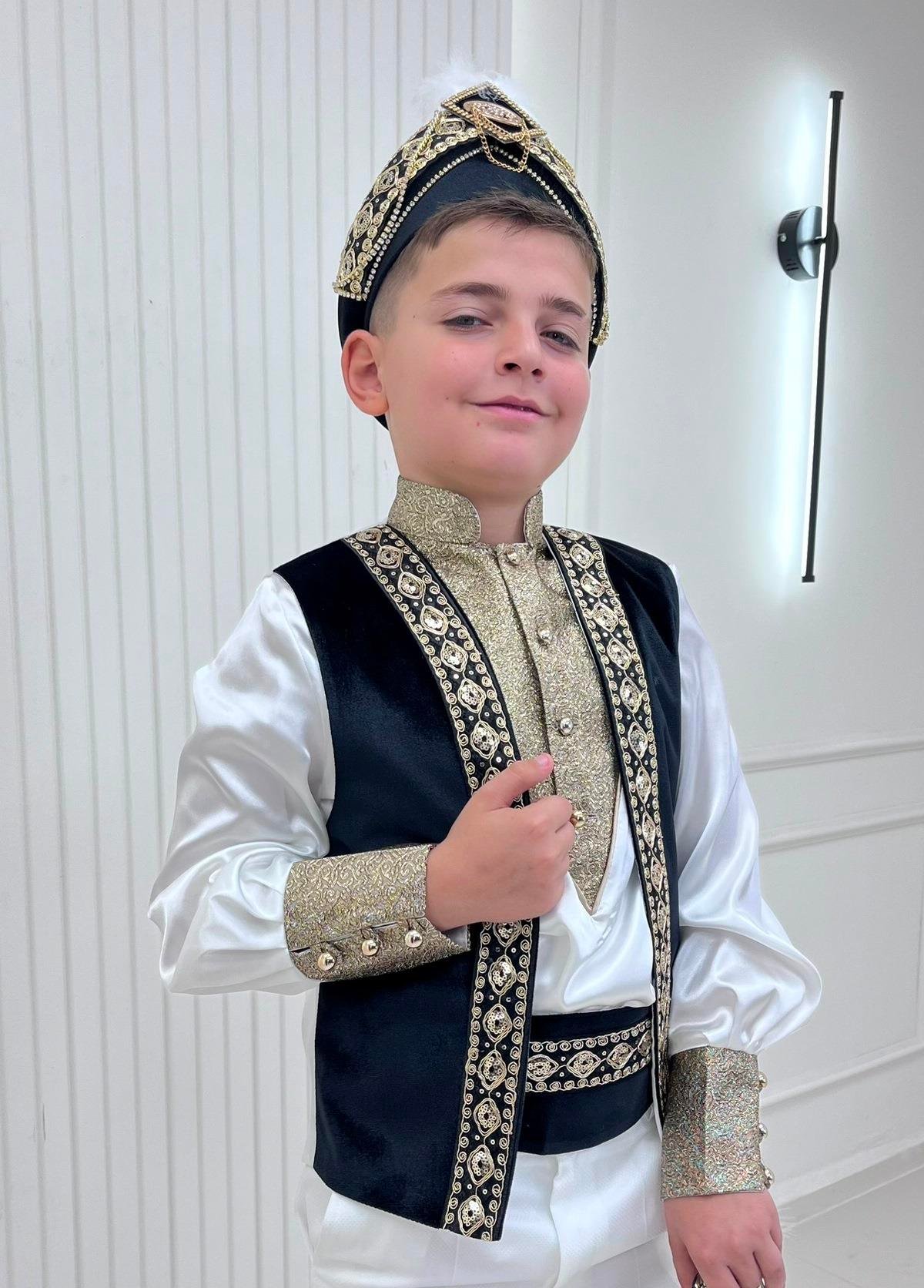 Siyah Apoletleri Nakışlı Sarkaç Taşlı Kadife Pelerin Sünnet Kıyafeti