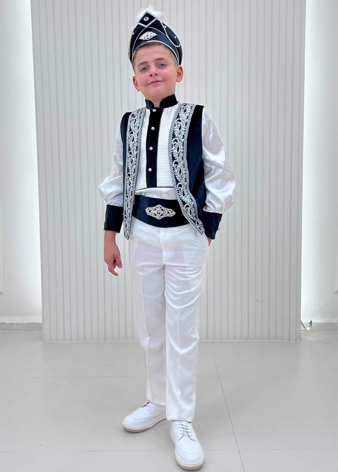 Siyah Kadife Gümüş Sarkaç Taşlı Kadife Pelerin Sünnet Kıyafeti