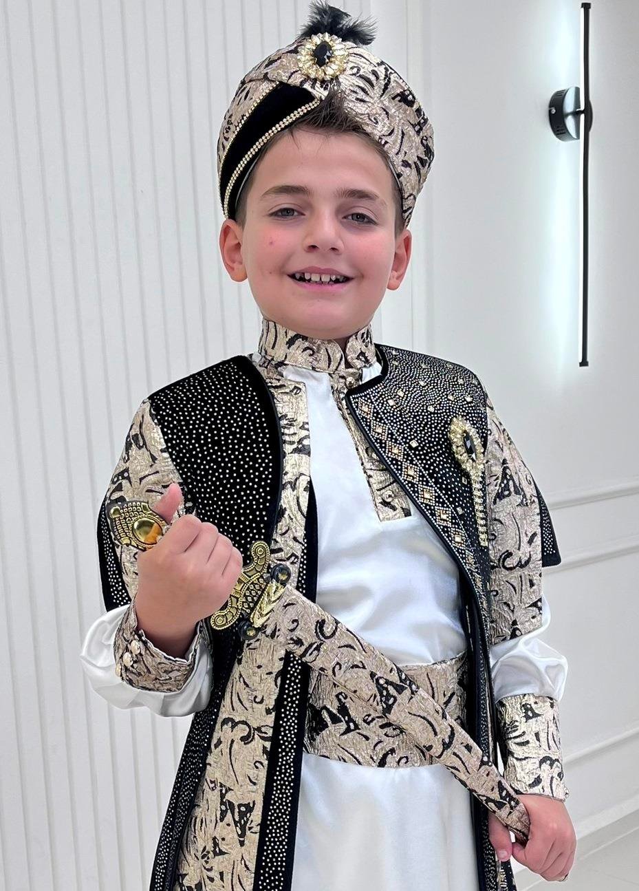 Sİyah Kadifeli Brokar Kumaşlı Broşlu Kaftan Sünnet Kıyafeti
