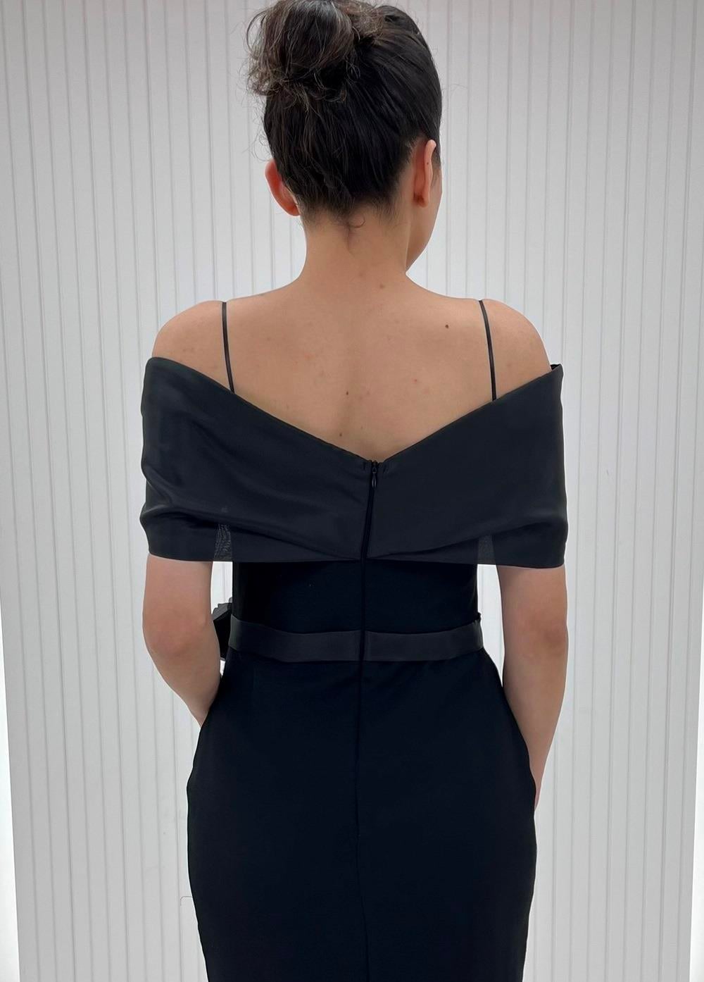 Siyah Organze Kayık Yaka Beli Gül Detaylo Kısa Elbise
