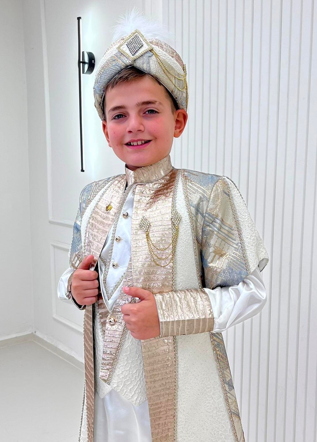 Turkuaz Kremli Brokar Kumaşlı Tuğralı Aksesuarlı Kaftan Sünnet Kıyafeti