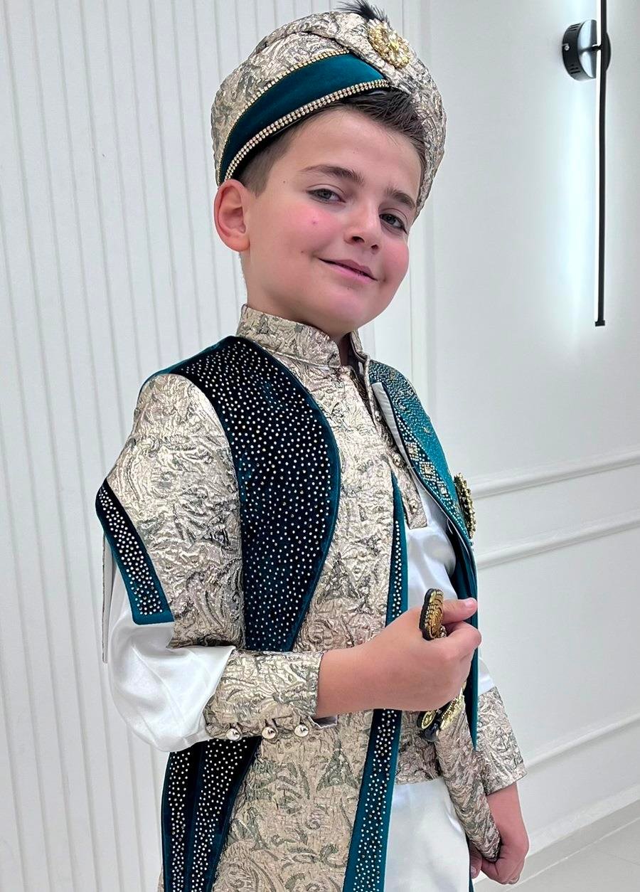 Yeşil Kadifeli Brokar Kumaşlı Broşlu Kaftan Sünnet Kıyafeti