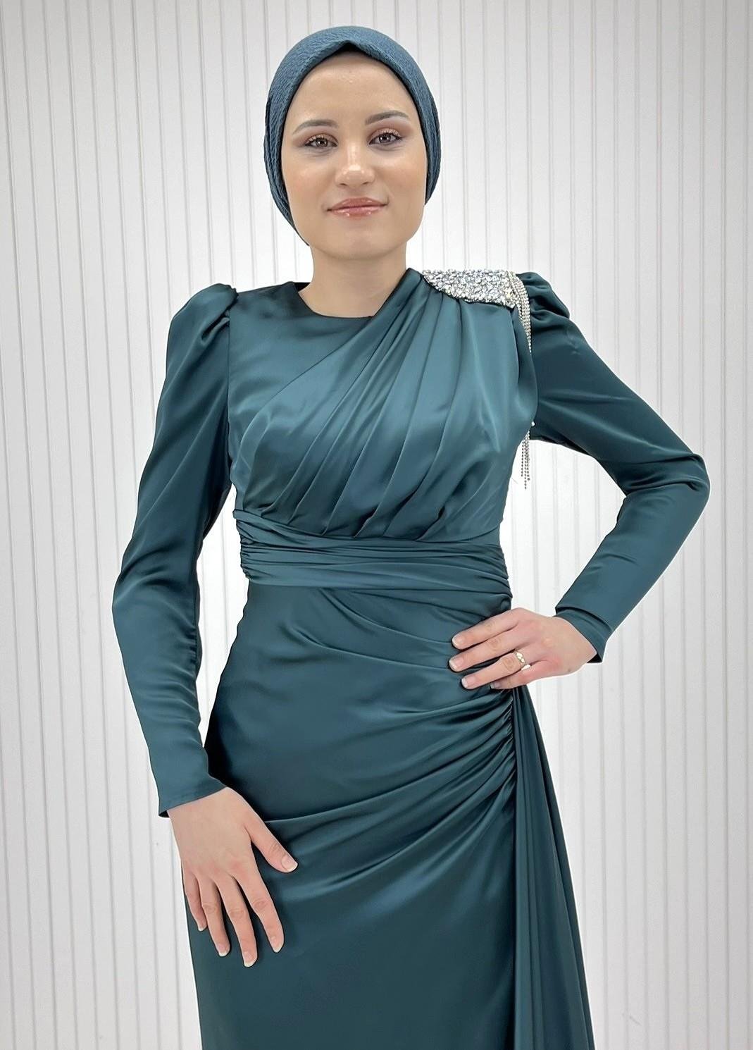Zümrüt Yeşili Omzu Taş Aksesuarlu Yandan Pelerinli Saten Tesettür Abiye