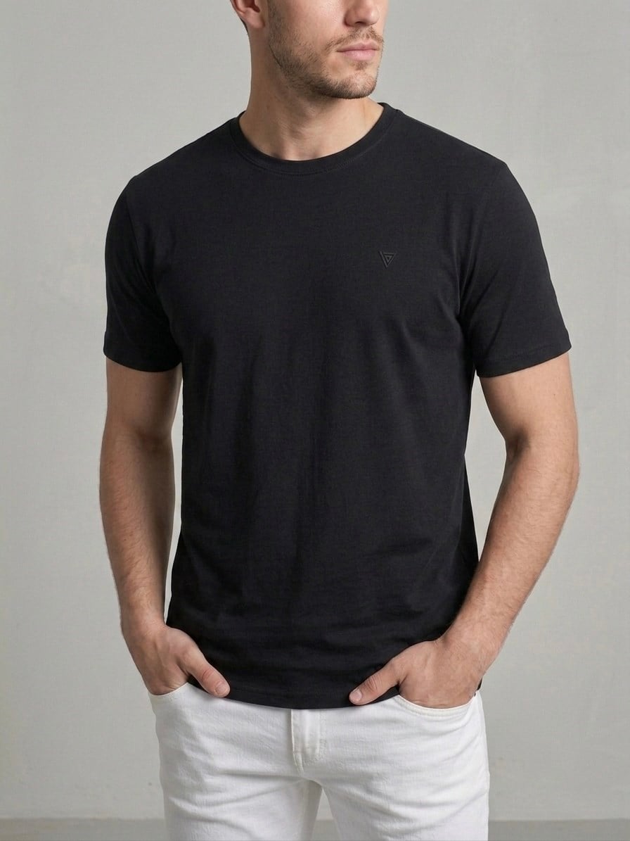 homiro.com.tr'de erkekler için siyah basic slim fit bisiklet yaka t-shirtü bulabilirsin. Kaliteli kumaşı ve şık tasarımıyla gardırobuna şıklık katmak için ideal. Hemen incele!