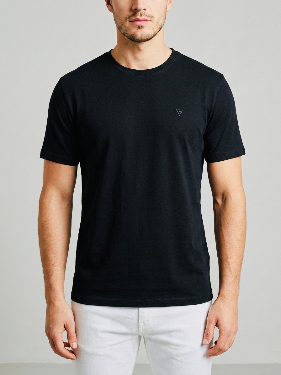 homiro.com.tr'de erkekler için siyah basic slim fit bisiklet yaka t-shirtü bulabilirsin. Kaliteli kumaşı ve şık tasarımıyla gardırobuna şıklık katmak için ideal. Hemen incele!