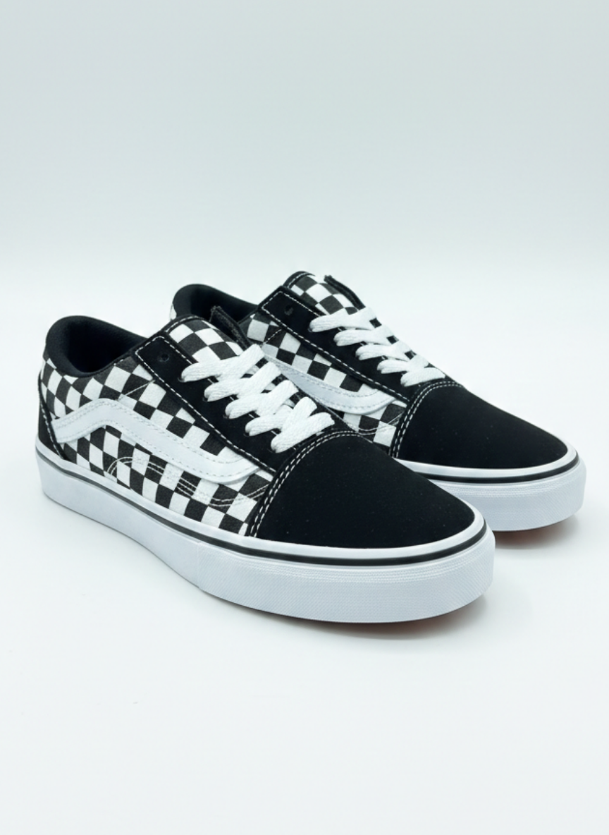 Homiro.com.tr'de en şık ve rahat Bağcıklı Unisex Spor Sneaker - Siyah Damalı modellerini keşfedin. Tarzınıza tarz katın, şıklığı yakalayın.