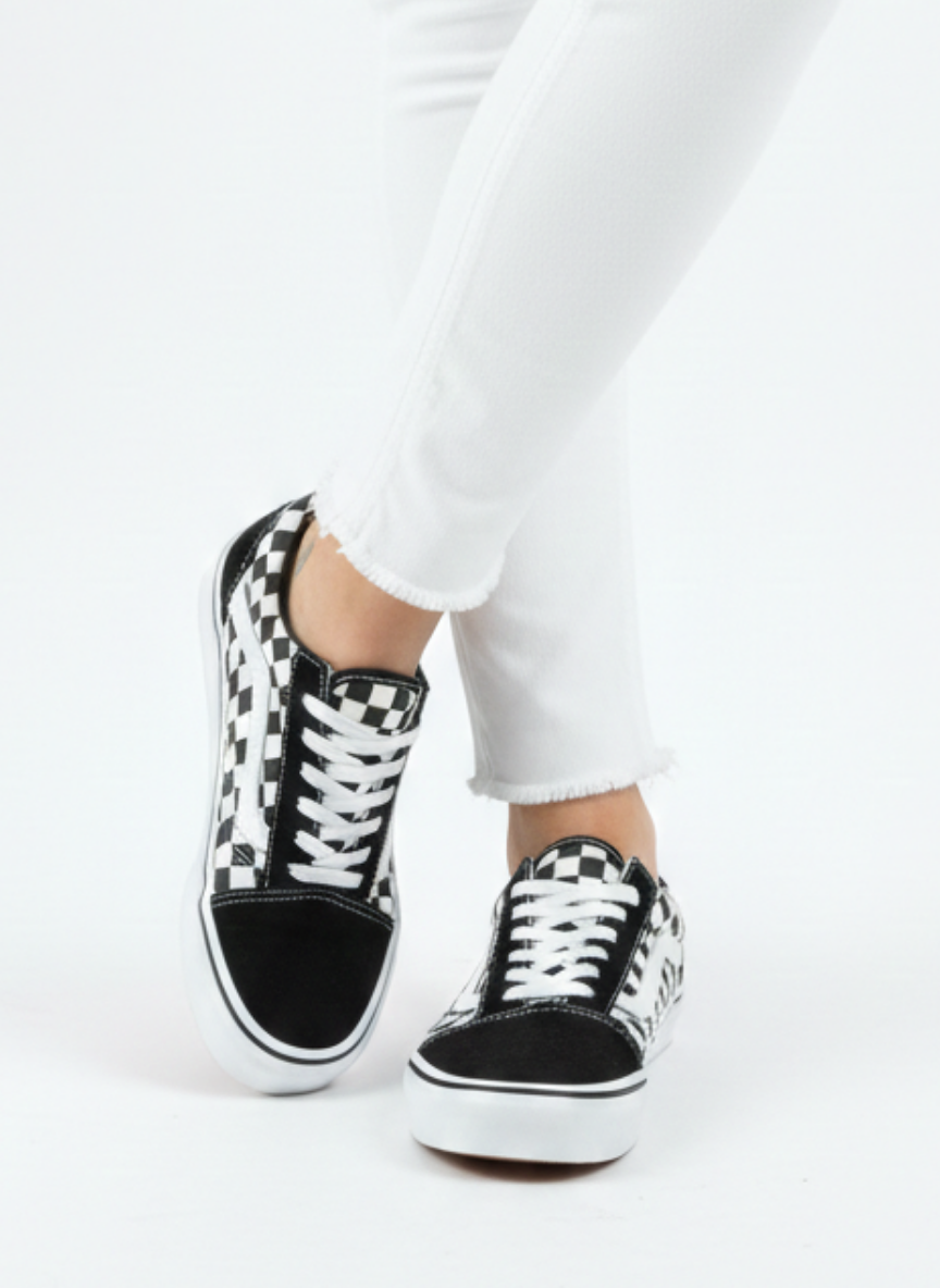 Homiro.com.tr'de en şık ve rahat Bağcıklı Unisex Spor Sneaker - Siyah Damalı modellerini keşfedin. Tarzınıza tarz katın, şıklığı yakalayın.