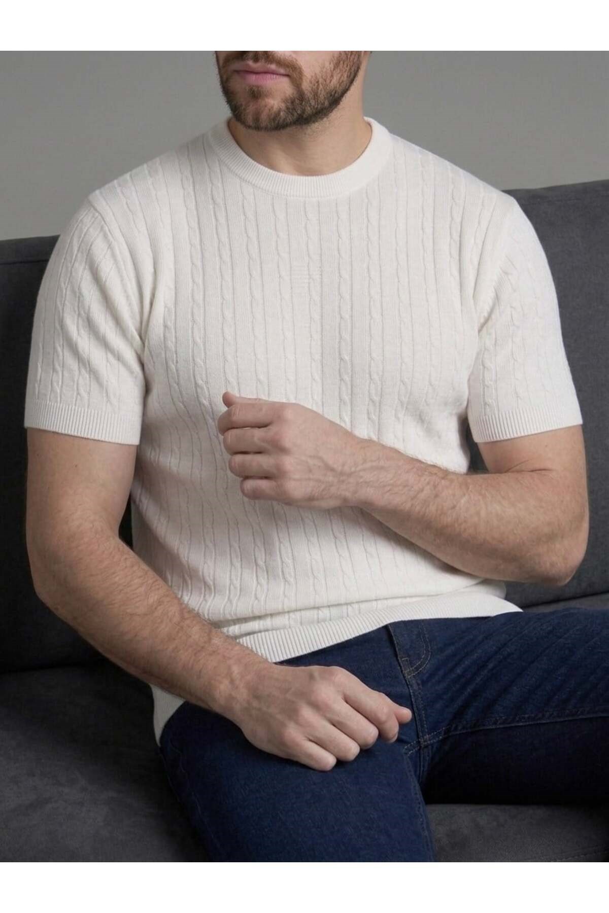 Homiro.com.tr'de erkekler için kahverengi fitilli triko slim fit t-shirtleri bulabilirsiniz. Kaliteli ve şık tasarımlarla dikkat çeken ürünlerimiz, gardırobunuza şıklık katacak. Hemen inceleyin!
