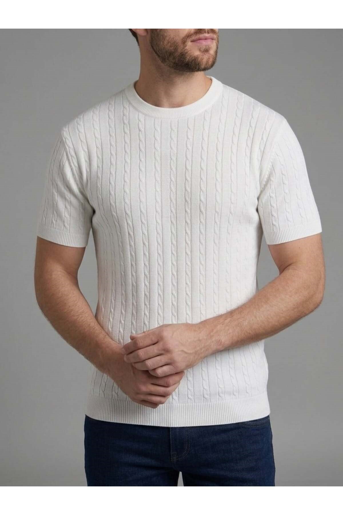 Homiro.com.tr'de erkekler için kahverengi fitilli triko slim fit t-shirtleri bulabilirsiniz. Kaliteli ve şık tasarımlarla dikkat çeken ürünlerimiz, gardırobunuza şıklık katacak. Hemen inceleyin!