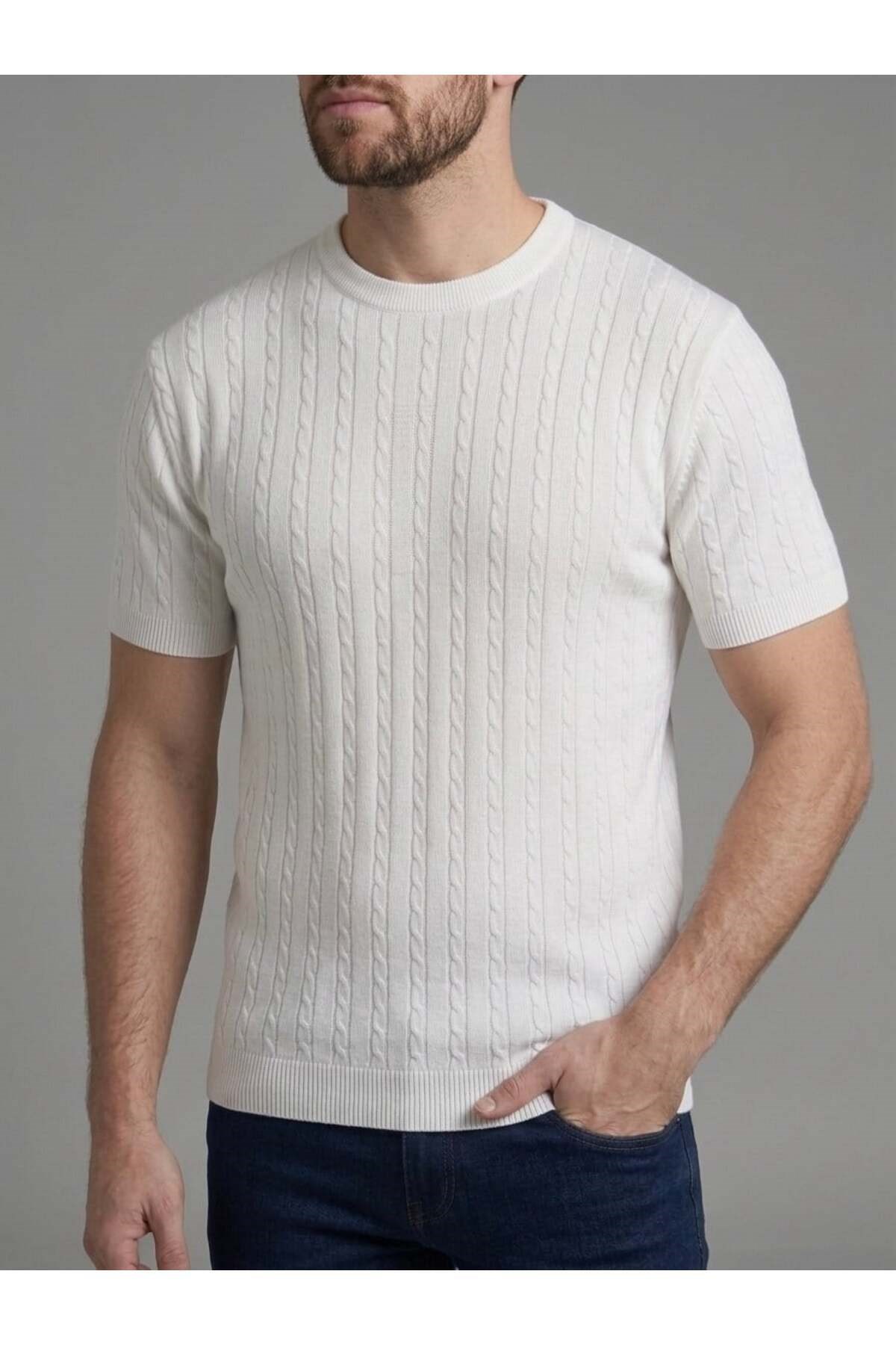 Homiro.com.tr'de erkekler için kahverengi fitilli triko slim fit t-shirtleri bulabilirsiniz. Kaliteli ve şık tasarımlarla dikkat çeken ürünlerimiz, gardırobunuza şıklık katacak. Hemen inceleyin!