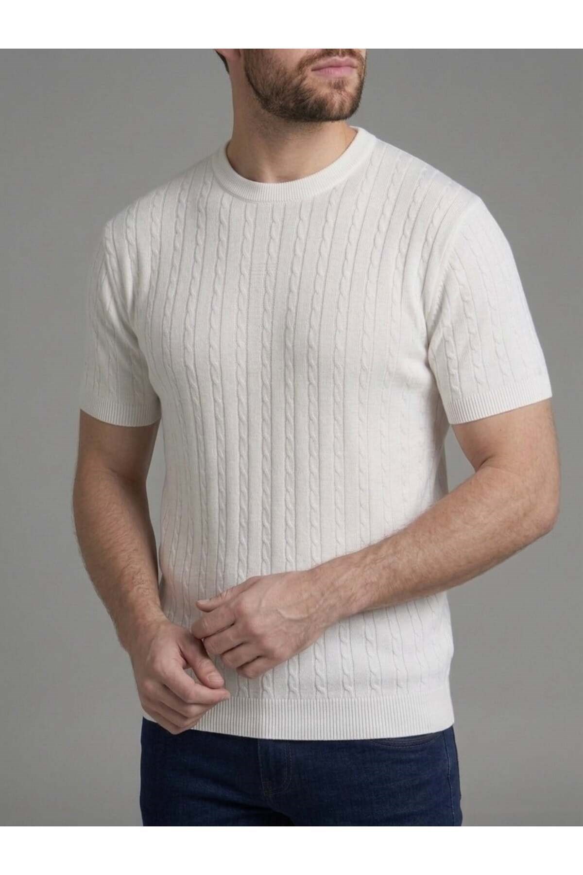 Homiro.com.tr'de erkekler için kahverengi fitilli triko slim fit t-shirtleri bulabilirsiniz. Kaliteli ve şık tasarımlarla dikkat çeken ürünlerimiz, gardırobunuza şıklık katacak. Hemen inceleyin!