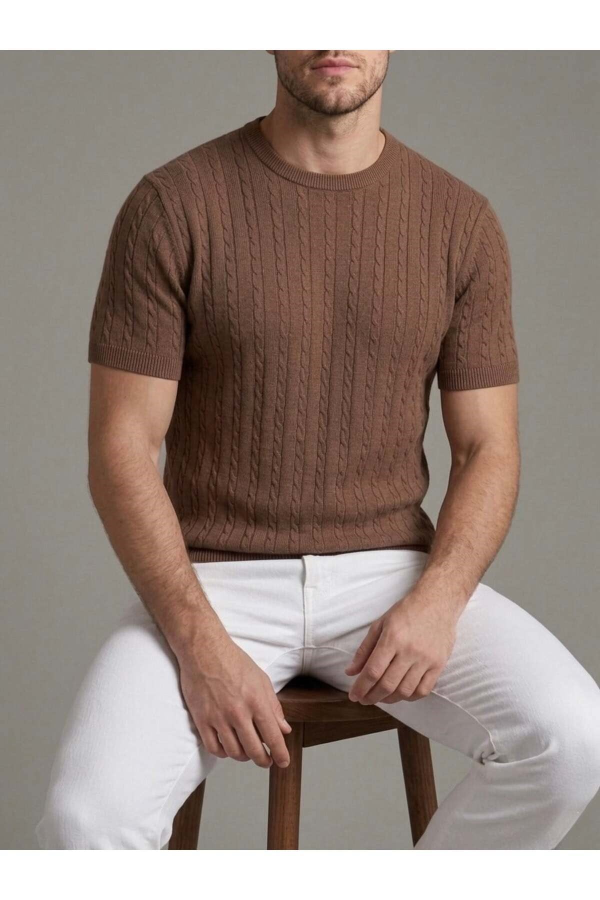 Homiro.com.tr'de erkekler için kahverengi fitilli triko slim fit t-shirtleri bulabilirsiniz. Kaliteli ve şık tasarımlarla dikkat çeken ürünlerimiz, gardırobunuza şıklık katacak. Hemen inceleyin!