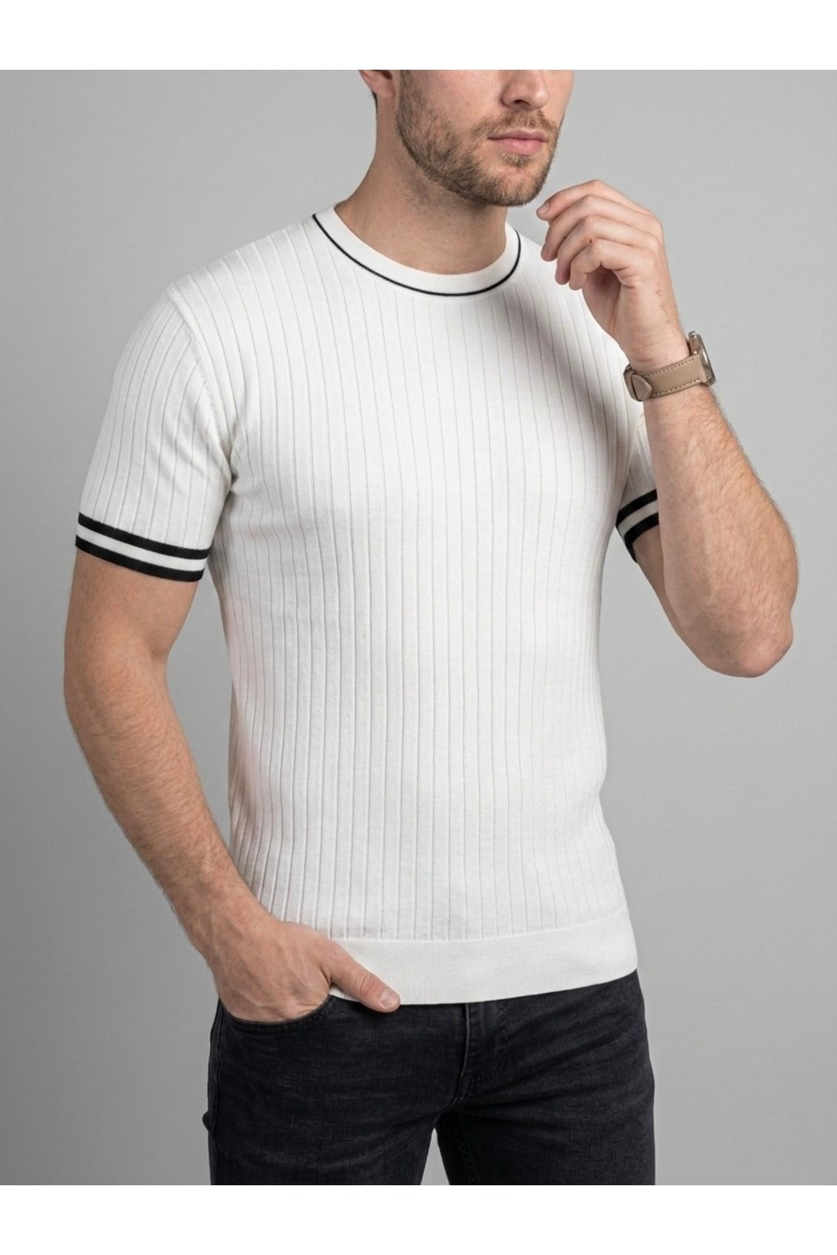 homiro.com.tr'de erkekler için şık ve rahat bir seçenek olan ekru fitilli slim fit bisiklet yaka triko t-shirt lacivert renk seçeneğiyle! Kaliteli kumaşı ve şık tasarımıyla şimdi özel indirimlerle sizi bekliyor.