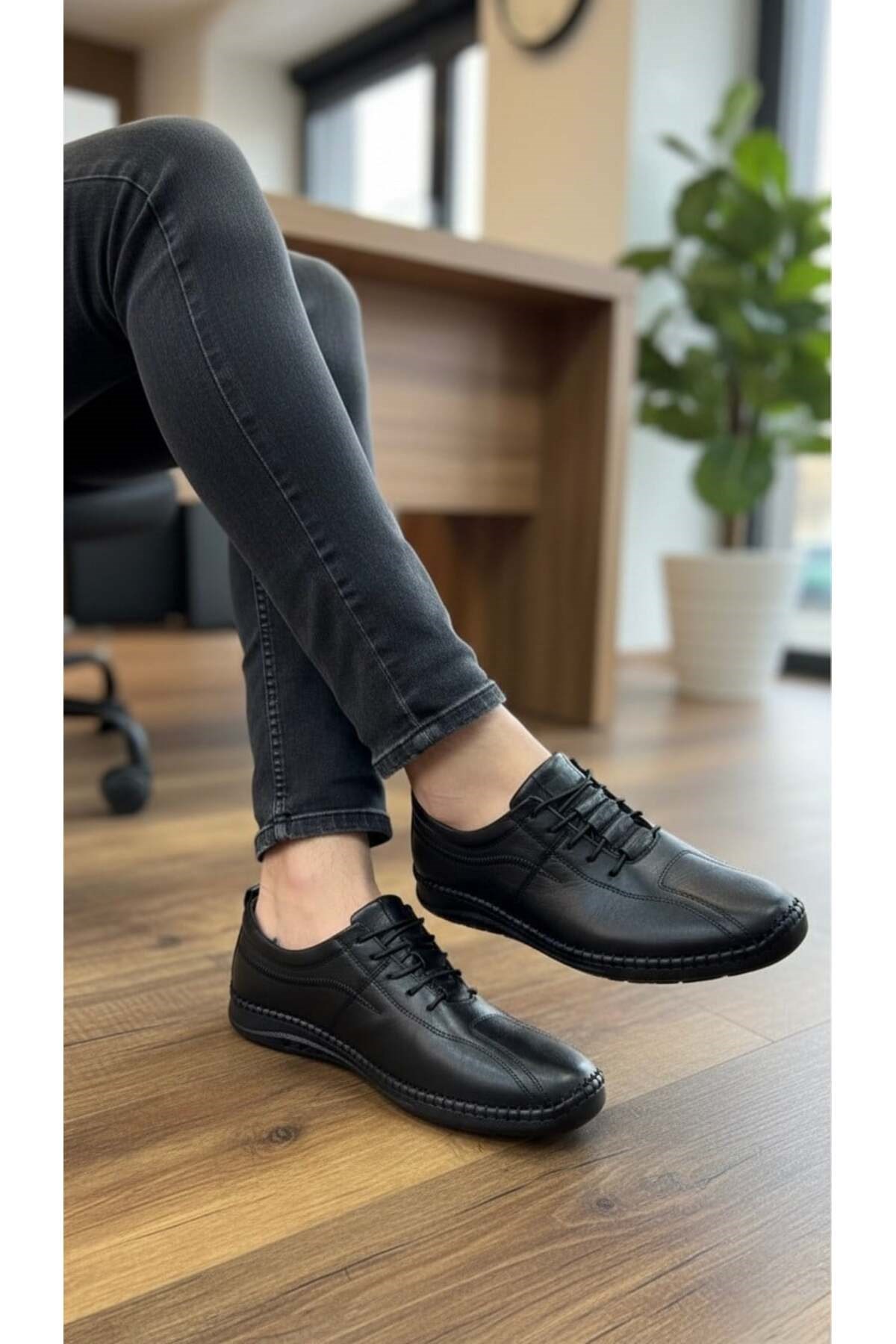 Homiro.com.tr'de erkekler için ideal bir seçenek olan hakiki deri bağcıklı klasik günlük rahat ayakkabıyı keşfedin! Kahverengi rengiyle şıklığı ve konforu bir arada sunuyor. Hemen inceleyin!