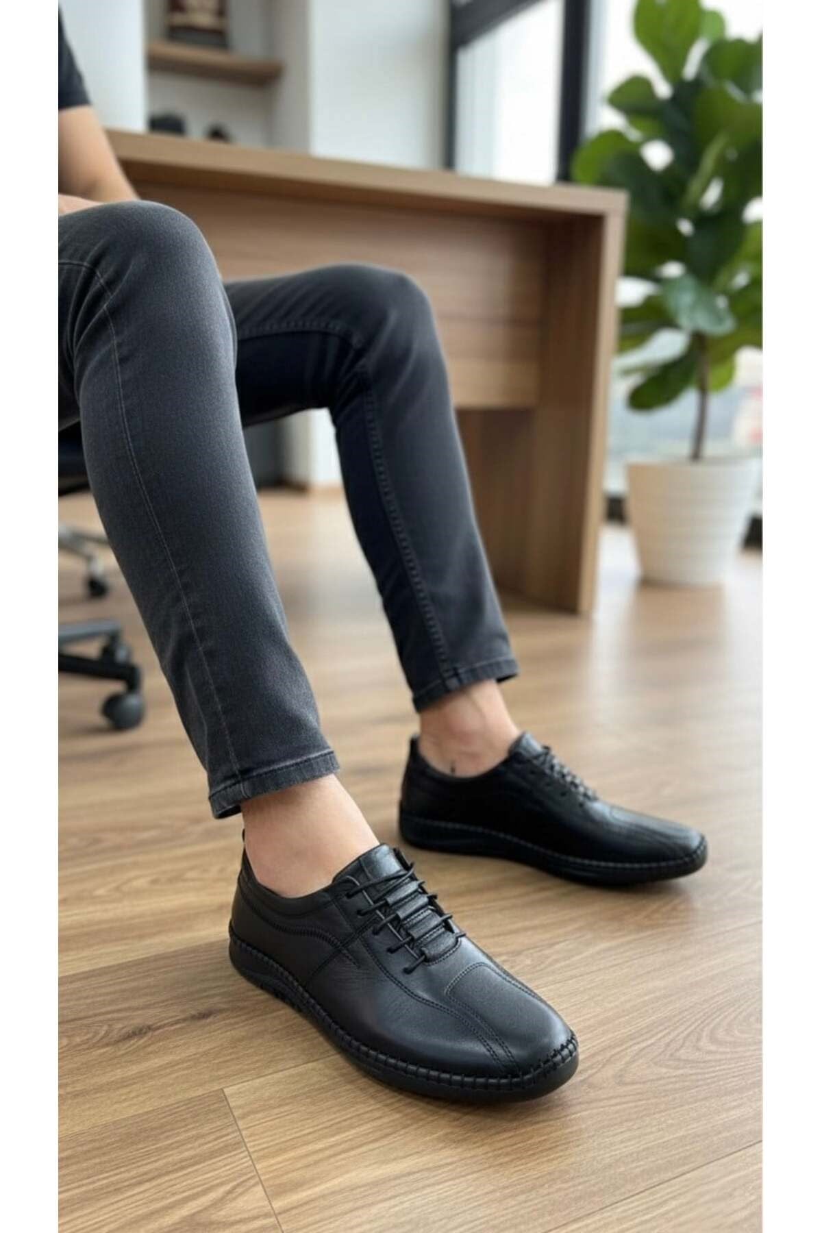 Homiro.com.tr'de erkekler için ideal bir seçenek olan hakiki deri bağcıklı klasik günlük rahat ayakkabıyı keşfedin! Kahverengi rengiyle şıklığı ve konforu bir arada sunuyor. Hemen inceleyin!