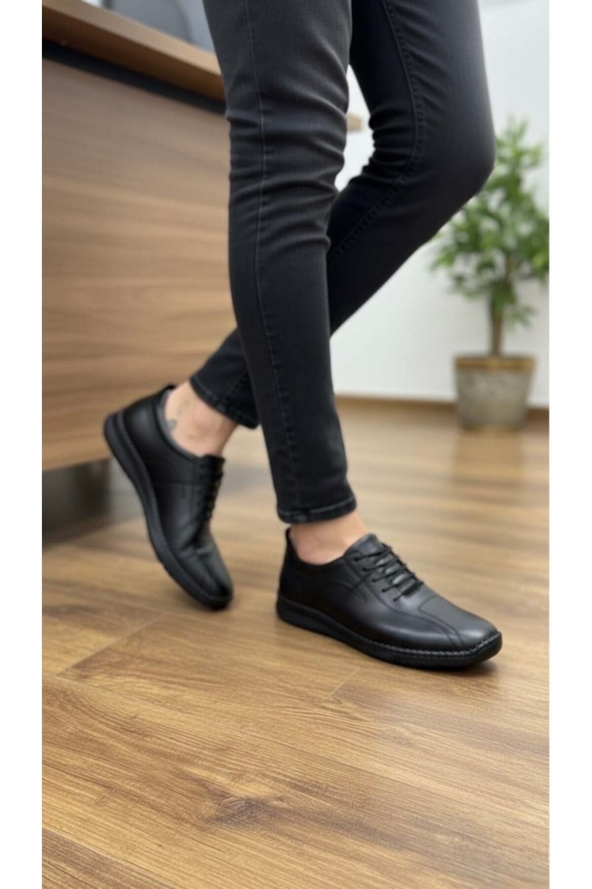 Homiro.com.tr'de erkekler için ideal bir seçenek olan hakiki deri bağcıklı klasik günlük rahat ayakkabıyı keşfedin! Kahverengi rengiyle şıklığı ve konforu bir arada sunuyor. Hemen inceleyin!