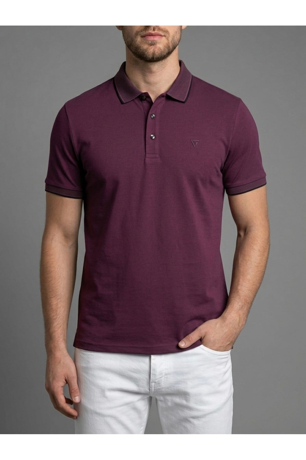Homiro.com.tr'de erkekler için lacivert polo yaka basic kısa kollu günlük t-shirt seçenekleri! Kaliteli ve şık tasarımlarla tarzınızı tamamlayın.
