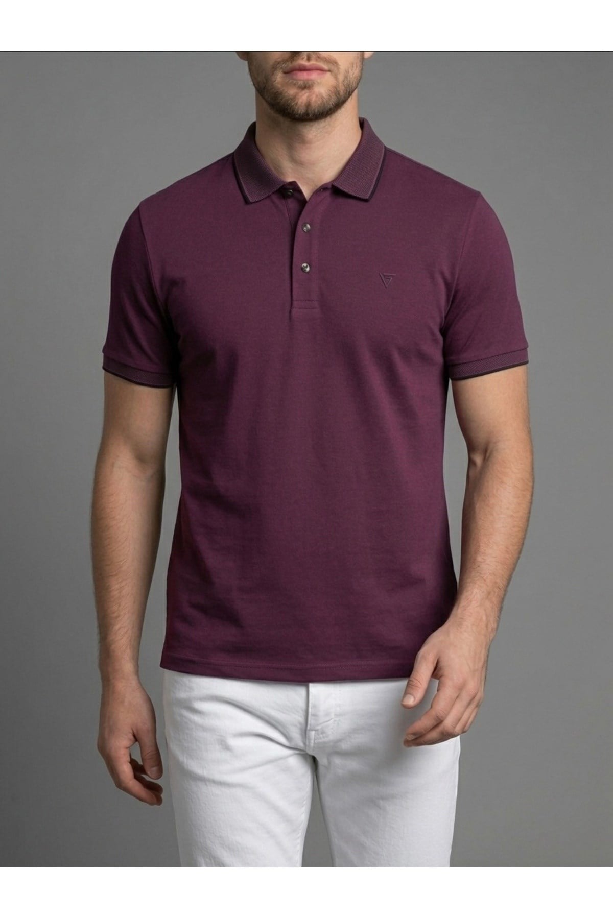Homiro.com.tr'de erkekler için lacivert polo yaka basic kısa kollu günlük t-shirt seçenekleri! Kaliteli ve şık tasarımlarla tarzınızı tamamlayın.