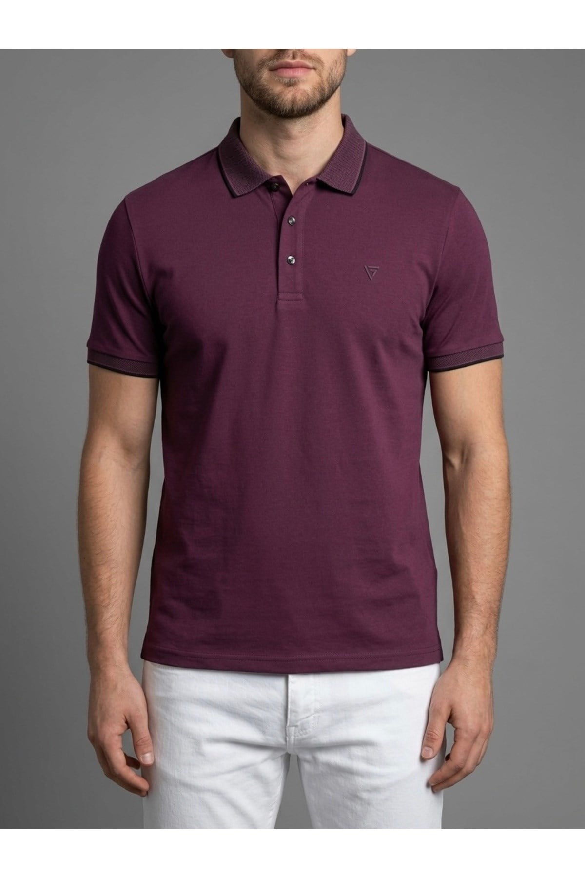 Homiro.com.tr'de erkekler için lacivert polo yaka basic kısa kollu günlük t-shirt seçenekleri! Kaliteli ve şık tasarımlarla tarzınızı tamamlayın.