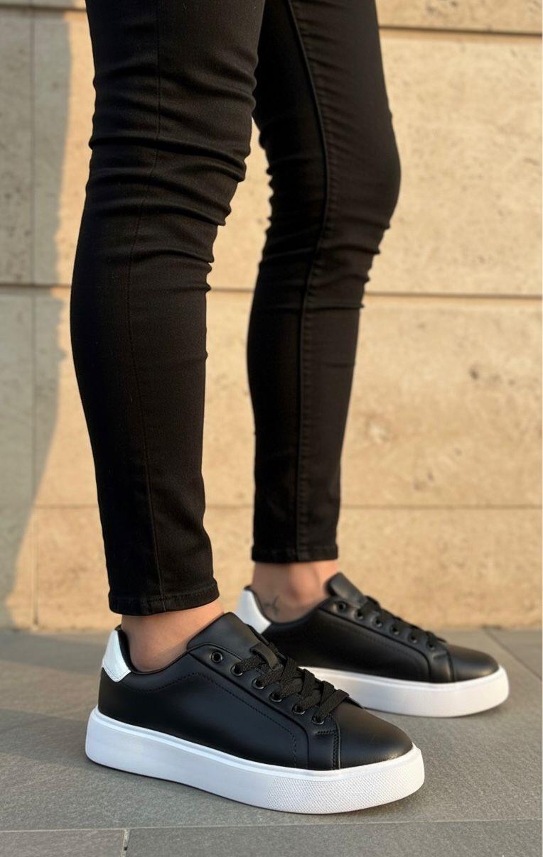 Homiro.com.tr'de erkek siyah beyaz tabanlı bağcıklı sneaker spor ayakkabıları bulabilirsin. Şıklığı ve rahatlığı bir arada sunan modeller arasından seçimini yap, tarzını yansıt!